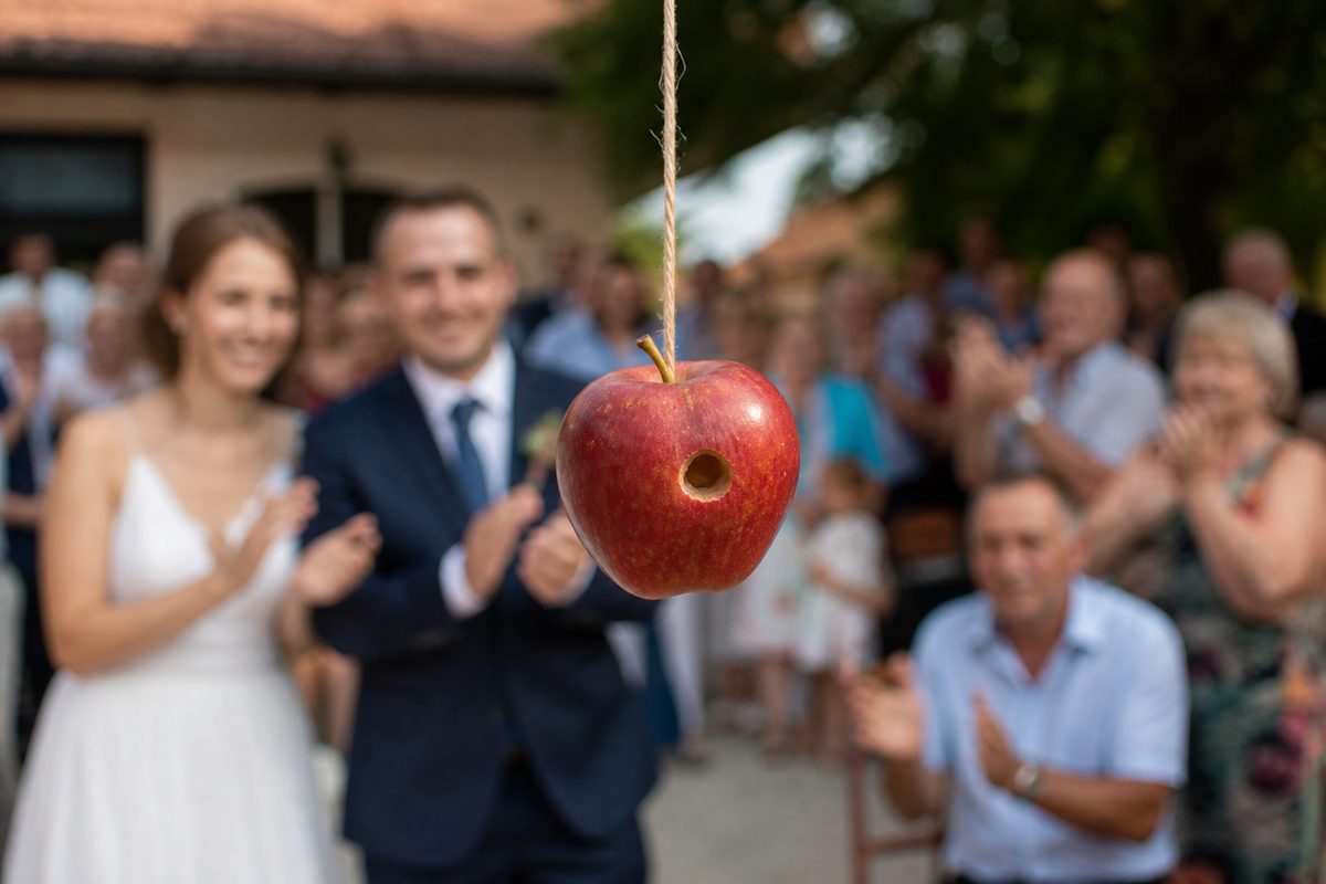 Pogodena jabuka tokom svadbenog običaja gađanja jabuke
