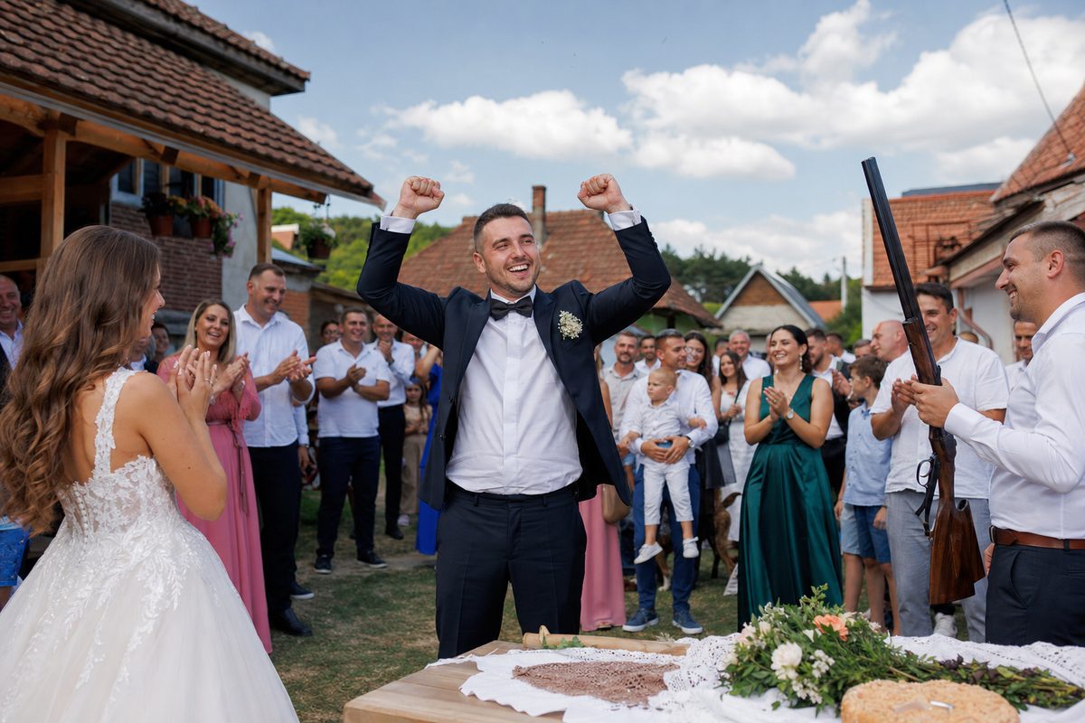 Gosti slave mladoženju nakon uspešnog gađanja jabuke