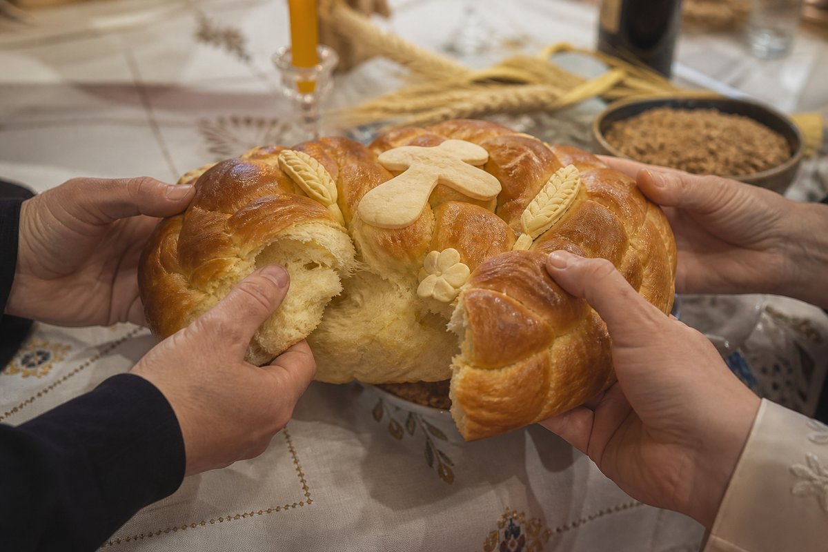 Lomljenje slavskog kolača uz molitvu i zdravicu