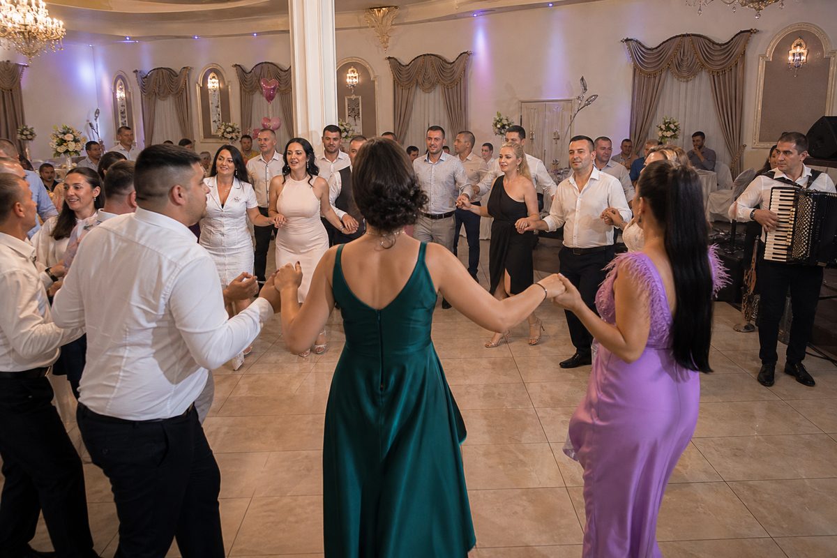 Gosti igraju kolo u sali uz živu muziku
