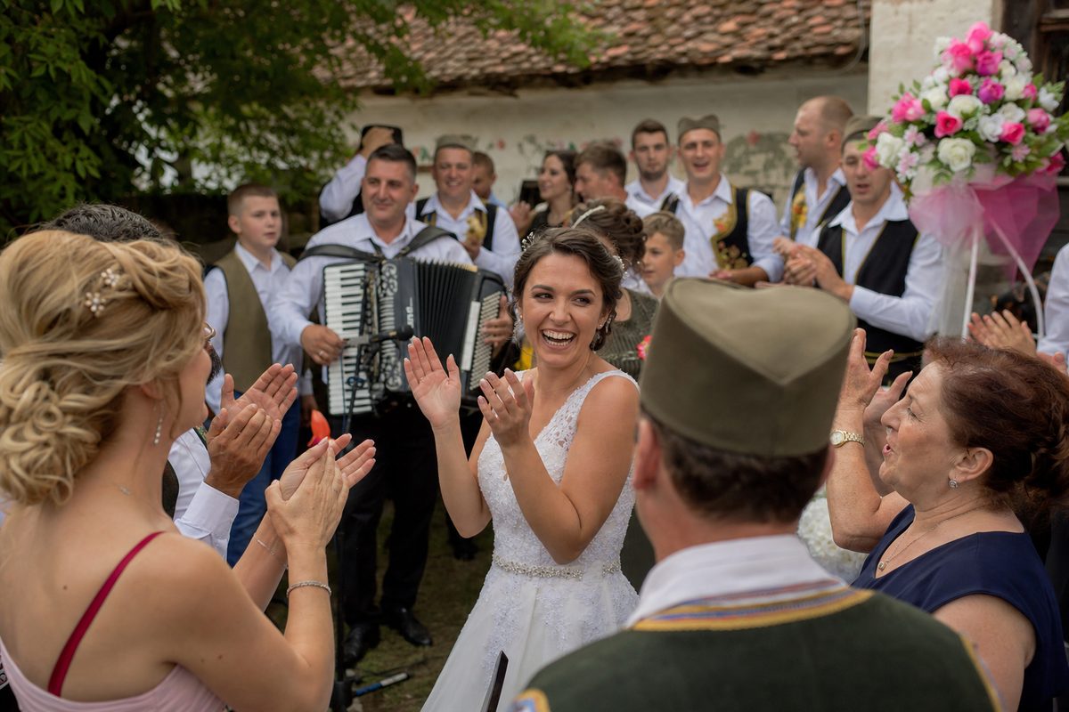 Svatovi slave i pevaju uz harmoniku na svadbi
